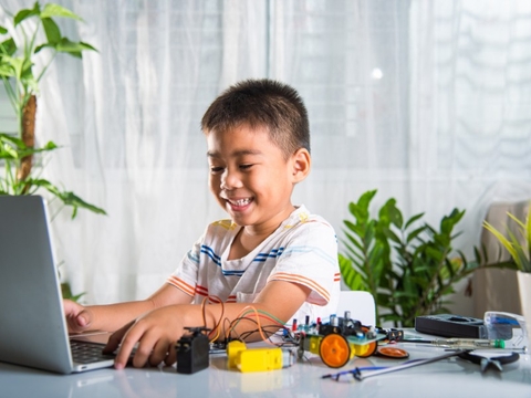 Vì sao trẻ lại thích đồ công nghệ?