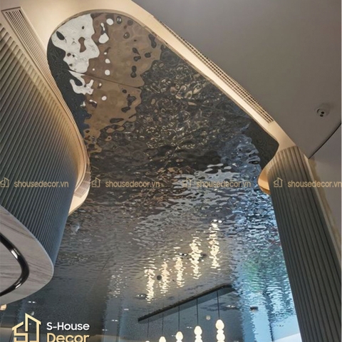 TẠO DẤU ẤN THỊ GIÁC ĐẲNG CẤP: TẤM INOX SÓNG NƯỚC TRONG THIẾT KẾ SẢNH, QUẦY BAR VÀ SHOWROOM