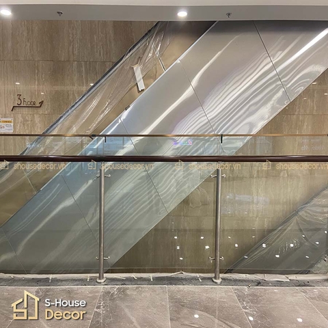 ĐỘT PHÁ KHÔNG GIAN VỚI GIẢI PHÁP ỐP INOX THANG CUỐN SANG TRỌNG