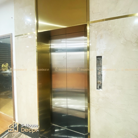 NÂNG TẦM TRANG TRÍ THANG MÁY BẰNG ỐP INOX KHUNG BAO BẢN RỘNG