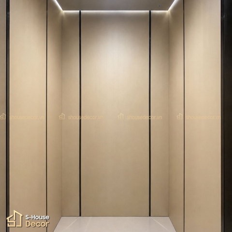 Trang trí cabin thang máy – Laminate vân gỗ kết hợp nẹp inox 304 xước đen