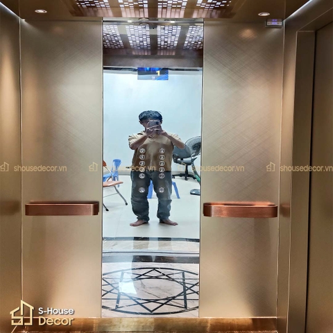 Giải Pháp Trang Trí Cabin Thang Máy Hiện Đại Với decal Vách – Tay Vịn Mạ PVD – Trần Inox CNC