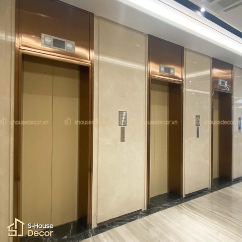 Trang trí khung bao bản rộng thang máy cho chung cư cao cấp: Tạo điểm nhấn tinh tế tại sảnh tầng