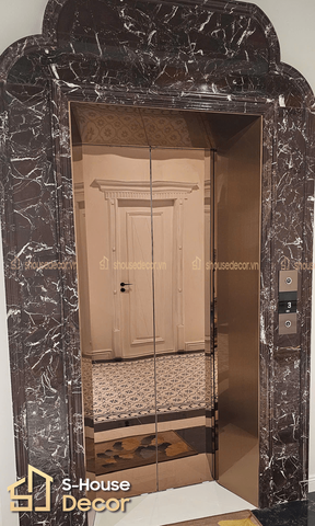 TRANG TRÍ THANG MÁY: VÌ SAO NHIỀU CÔNG TRÌNH CHỌN ỐP INOX KHUNG BAO BẢN RỘNG?