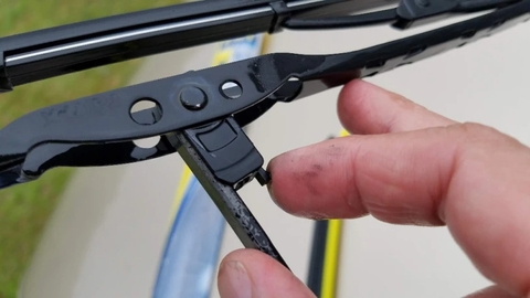 Cách thay gạt mưa ô tô tại nhà đơn giản chỉ cần vài phút (How to replace car wipers at home)