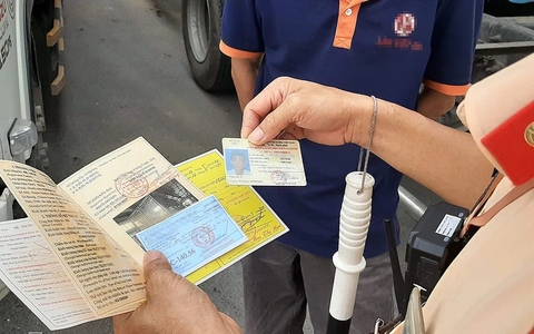 Người dân được xuất trình giấy tờ tích hợp trên VNeID thay giấy tờ giấy khi cảnh sát giao thông yêu cầu