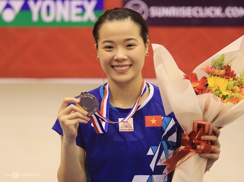 Nguyễn Thùy Linh giữ chiếc Cúp vô địch Super 100 ở lại Việt Nam