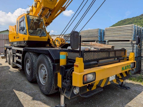 Xe cẩu bánh lốp 70 tấn Kato KR70H-L (2012) nhập Nhật Bản
