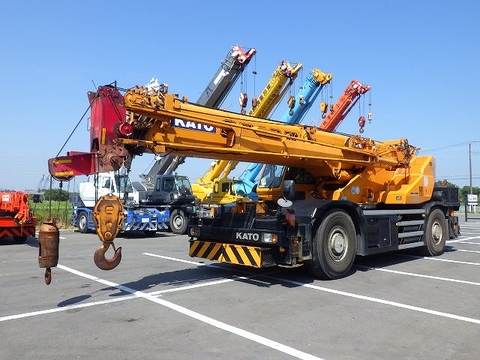 Xe cẩu bánh lốp 65 tấn Kato KR65H (2006) nhập khẩu từ Nhật Bản