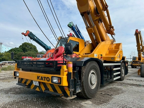 Xe cẩu bánh lốp 65 tấn Kato KR65H (2008) nhập khẩu từ Nhật Bản