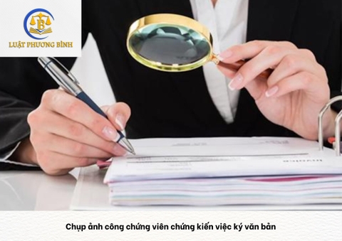 Chụp ảnh công chứng viên chứng kiến việc ký văn bản