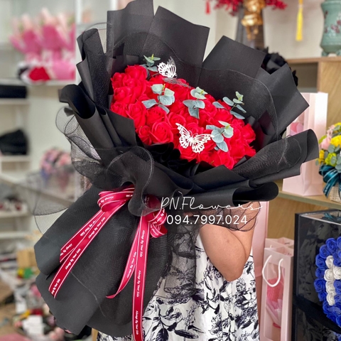 bó 50 bông mix bướm tone đỏ