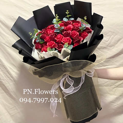 Hoa sáp bó 33 bông mix lá đỏ