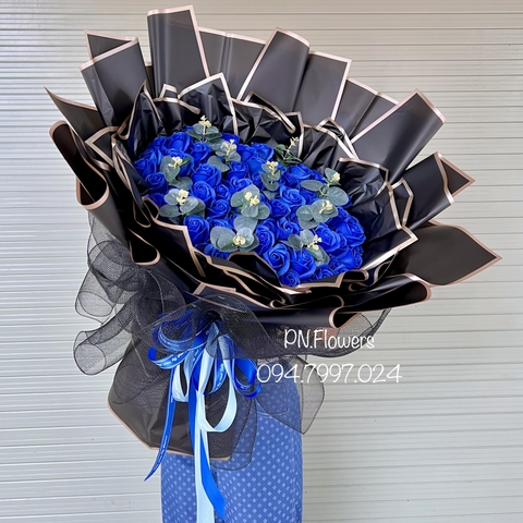 Hoa sáp 99 bông xanh dương mix lá