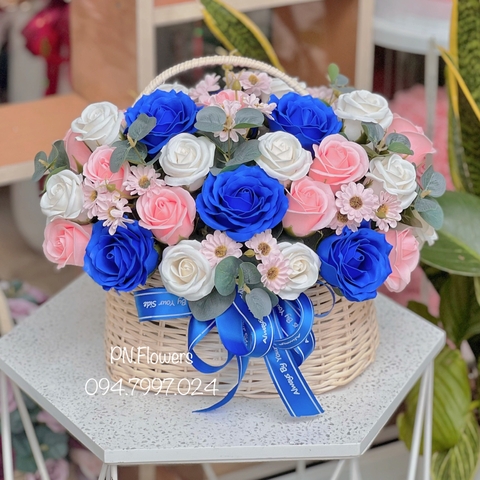 Hoa sáp giỏ 45 bông xanh mix cúc mi