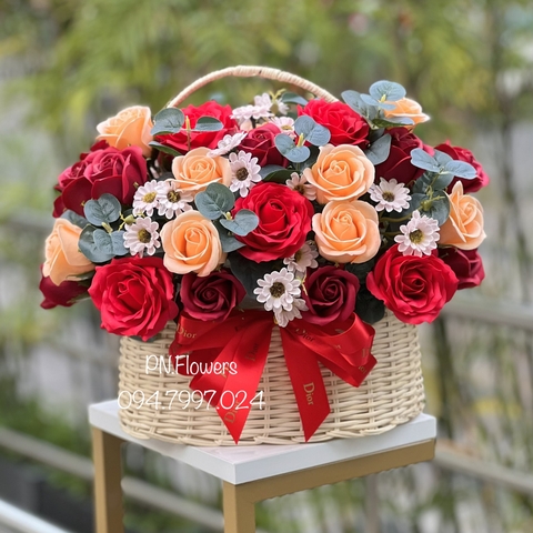 Hoa sáp giỏ 45 bông đỏ mix cúc mi
