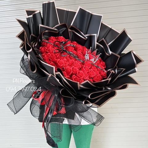 99 Bông Hoa Sáp Đỏ + Vương Miện