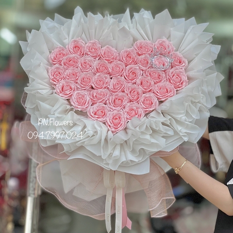 Bó hoa sáp 7 lớp phấn nhạt trái tim + vương miện