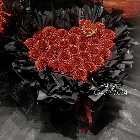 Hoa kim tuyến 33 bông đỏ trái tim + vương miện
