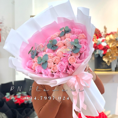 Hoa sáp bó 50 bông tone hồng mix lá