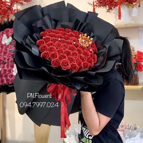Bó 50 bông hoa sáp đỏ đô + vương miện