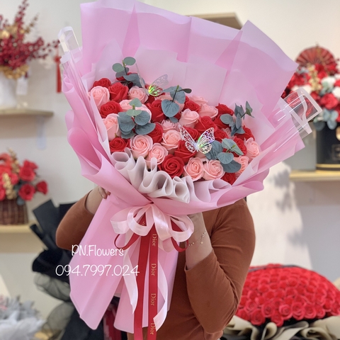 Hoa sáp bó 50 bông tone đỏ mix lá