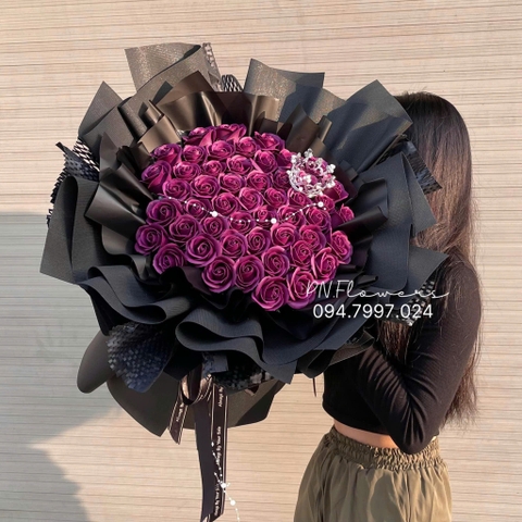 Bó 50 bông hoa sáp tím than + vương miện