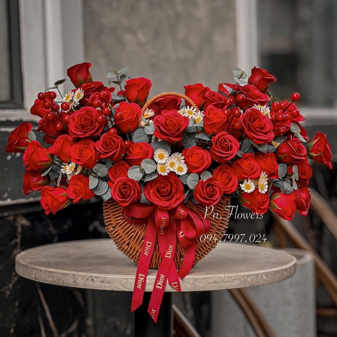 Giỏ hoa sáp 95 bông tone đỏ đô