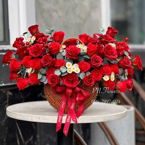 Giỏ hoa sáp 95 bông tone đỏ đô