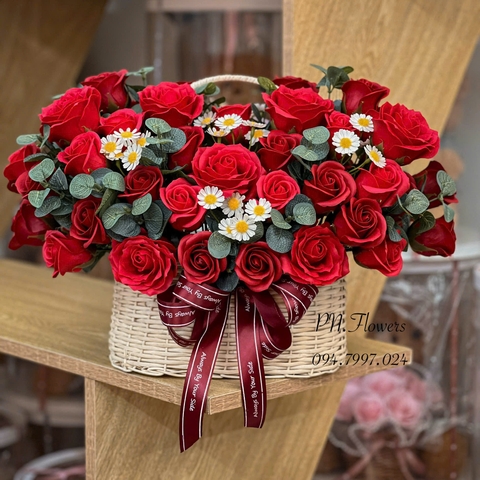 Giỏ hoa sáp 65 bông tone đỏ