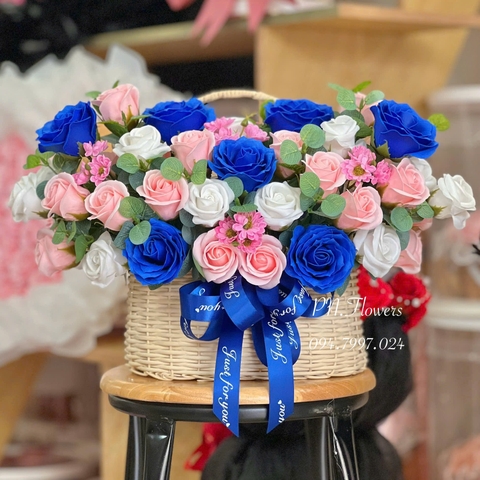 Giỏ hoa sáp 65 bông tone xanh - hồng