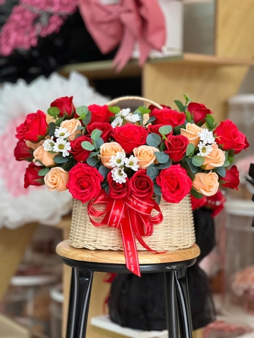 Giỏ hoa sáp 65 bông tone đỏ - cam
