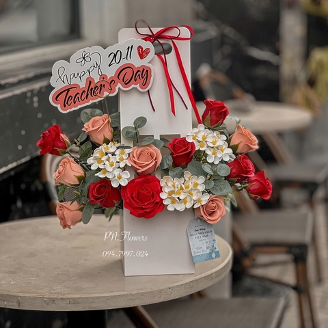 Túi giấy 16 bông tone đỏ mix tú cầu