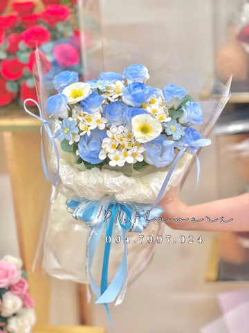 Bó hoa sáp xịt sơn 23 bông tone xanh dương