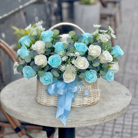 Giỏ Hoa Sáp 35 Bông Tone Xanh Dương Nhạt