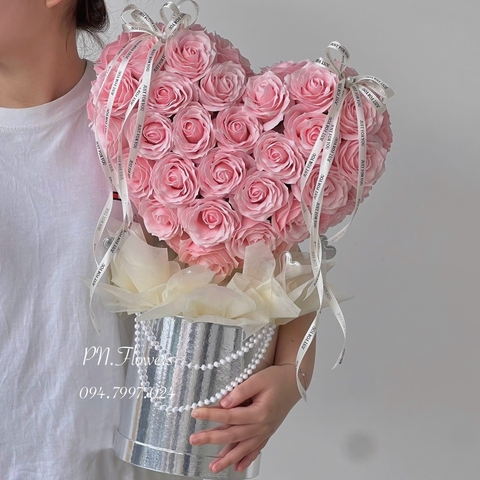 Chậu Hoa Sáp Cây Tim 65 Bông Hồng