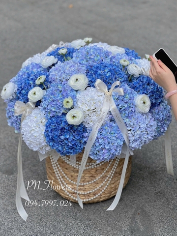 Giỏ Hoa Cẩm Tú Cầu Lụa 30 Bông Mix Tone Xanh