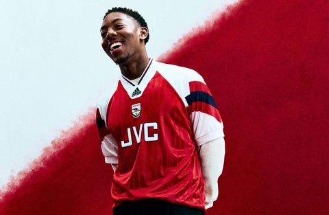 Adidas đã mang trở lại chiếc áo biểu tượng của Arsenal sân nhà năm 92 -94
