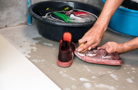Cách vệ sinh giày đá bóng đúng cách để không bong keo – không hôi – không cứng da