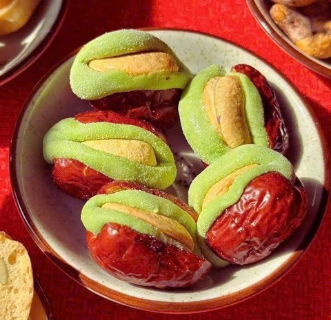 1 GÓI TÁO ĐỎ KẸP SỮA HẠT ĐIỀU BAKI C26012501