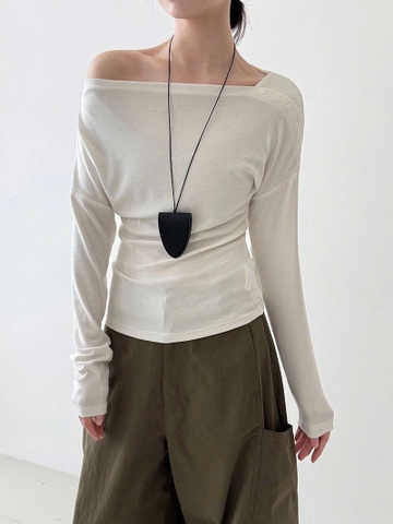 Áo thun cổ rộng lệch nút vai H25110307