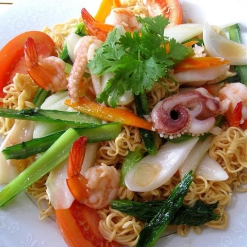 Mì xào hải sản rau nấm
