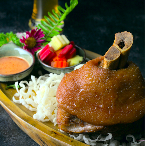 Giò Heo Quay Giòn Ăn Kèm Củ Quả Muối Chua