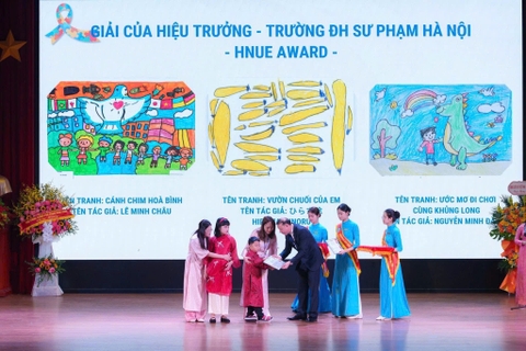 Cậu bé với “vũ trụ khủng long” riêng – Học sinh Mỹ thuật Hồng Sâm đạt giải tại Diễn đàn Châu Á