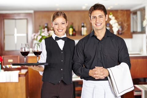 NỮ PHỤC VỤ NHÀ HÀNG BUFFET LẨU SINGAPORE