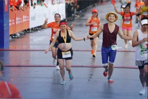 Bầu 7 Tháng Vẫn ‘Chạy Đua’ Tình Yêu: Chị Tú Về Đích 5km Với Nụ Cười Rạng Rỡ!
