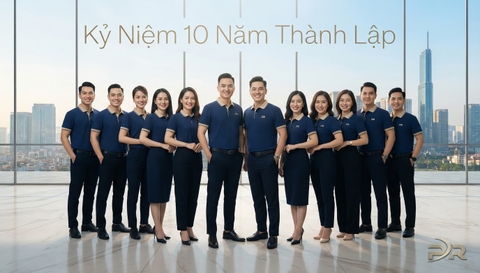 Chiếc Áo Đồng Phục Thể Thao Trong Bức Ảnh Tập Thể Nhân Viên Ngày Kỷ Niệm 10 Năm Thành Lập