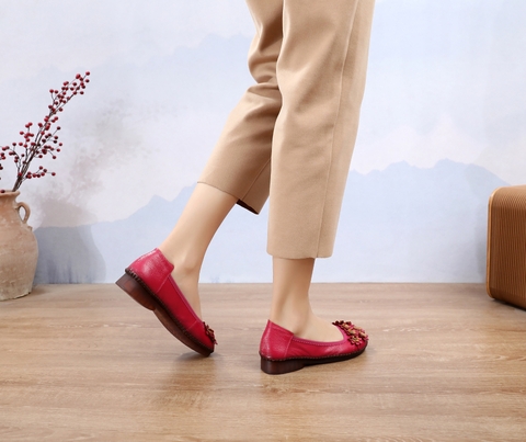 Giày lười mũi tròn, hoạt tiết hoa nhỏ làm điểm nhấn