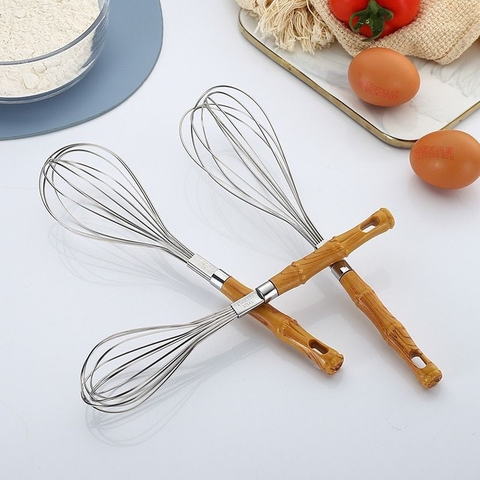 Dụng cụ đánh trứng có tay cầm bằng tre