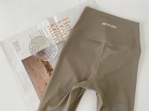Quần legging nữ dài chín tấc ôm dáng co giãn, in chữ trên đùi thời trang